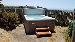 Outdoor spa tub - Heartsong | Dog-Friendly Home with Hot Tub (Sea Ranch)
