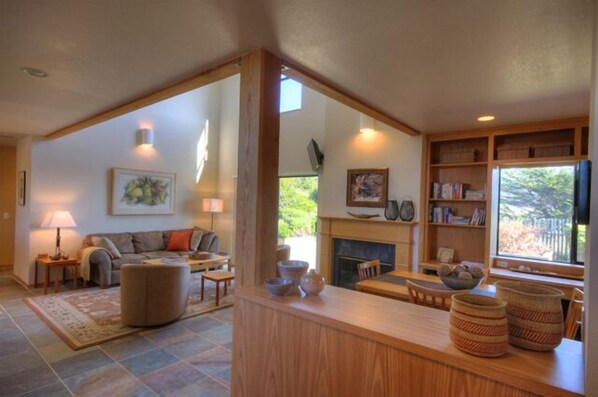 スマートテレビ、暖炉、DVD プレーヤー、書庫