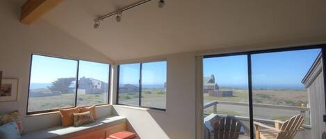 Télévision, cheminée, lecteur de DVD, livres