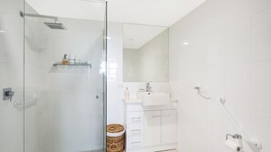 Shower, towels - Wharf Apartment Unit 7 (NAROOMA)