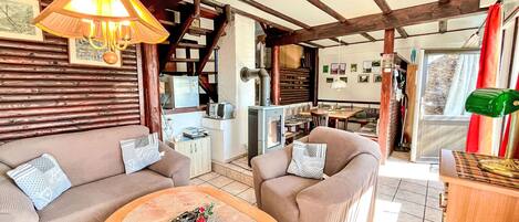 تلفزيون، مدفأة، كرة قدم الطاولة