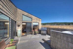 Terrace/patio - Cozy ocean front home buffered by a 30 acre meadow (Sea Ranch)