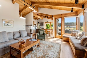 Smart TV, fireplace, DVD player, stereo - Wonderful Home Just Steps to the Bluff Trail (Sea Ranch)