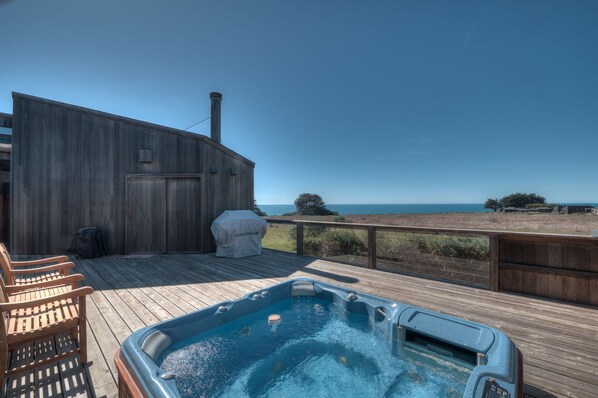 Outdoor spa tub - Enjoy unobstructed ocean and sunset views (Sea Ranch)