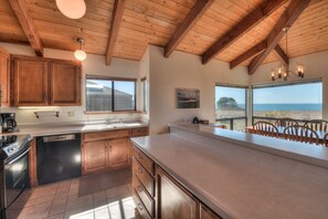 Fridge, microwave, oven, stovetop - Enjoy unobstructed ocean and sunset views (Sea Ranch)