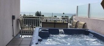 Beautiful Condo
Close to Beach
Private Hot Tub & Elevator