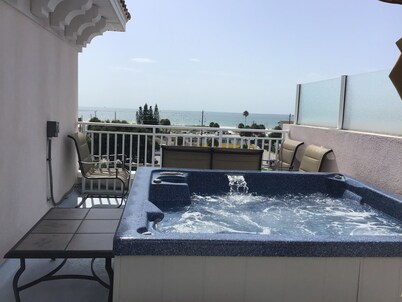 Beautiful Condo
Close to Beach
Private Hot Tub & Elevator