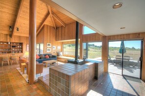 スマートテレビ、暖炉、DVD プレーヤー、ステレオ