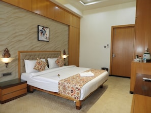 Habitación Deluxe, vista a la ciudad | Escritorio, espacio para trabajar con laptop y wifi gratis