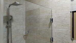 Ducha, artículos de higiene personal gratuitos y secador de pelo