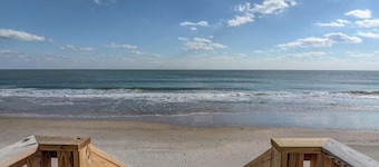 Maison de vacances au bord de l'océan avec piscine, bain à remous privé et ascenseur. Incroyable vue sur l'océan!