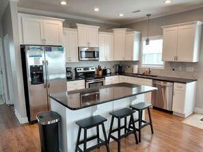 Frigorífico, microondas, horno y placa de cocina