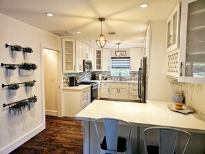 Kylskåp, mikrovågsugn, ugn och spishäll