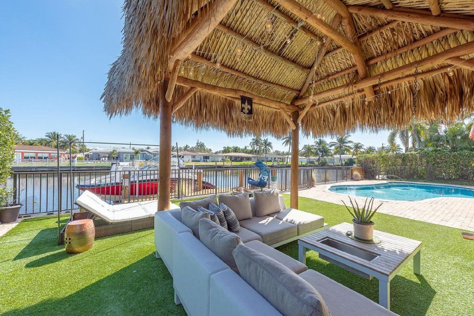 Tropical Luxury Living, waterfront, pool heated, close to the beach