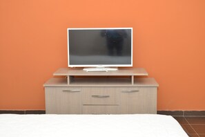Habitación individual básica | Escritorio, insonorización, tabla de planchar con plancha y wifi gratis 