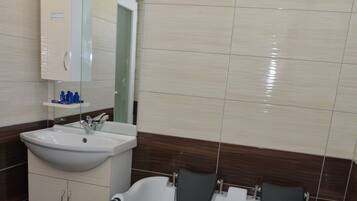 Honeymoon tweepersoonskamer | Een bureau, geluiddichte muren, een strijkplank/strijkijzer, gratis wifi