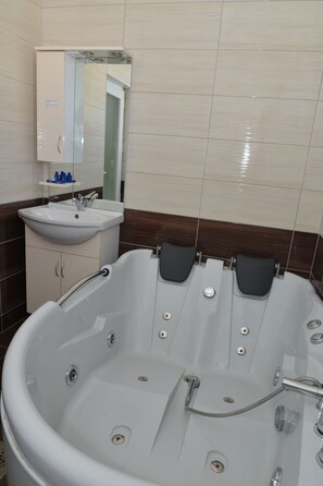 Honeymoon Double Room | Desk, soundproofing, iron/ironing board, free WiFi