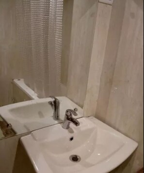 Bathroom sink - Sapphire Hotel Apartment (Kanayannur)
