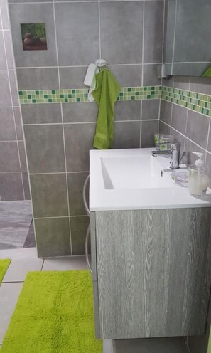 Sèche-cheveux, serviettes fournies