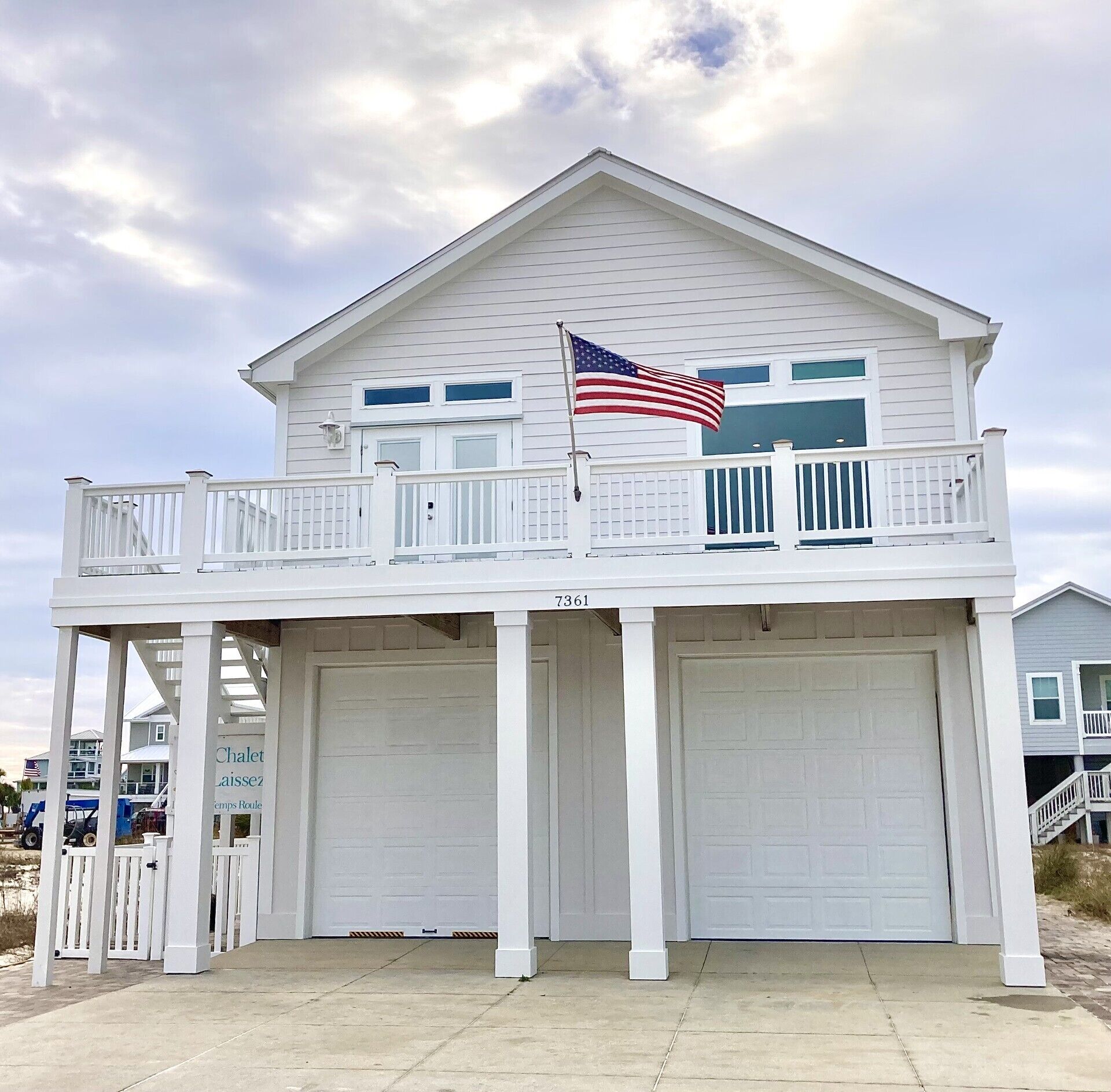 Front of home with ample parking

