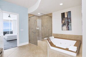Ensemble baignoire-douche, baignoire à remous, séchoir à cheveux