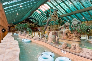 Una piscina techada, una piscina al aire libre