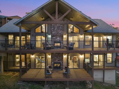 Luxe Lodge: Gaming Paradise W/ Breathtaking Lake Views, Indoor Pool Close to SDC