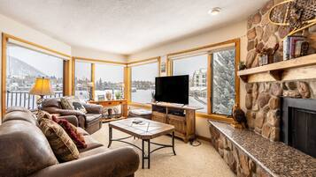 Televisión, chimenea