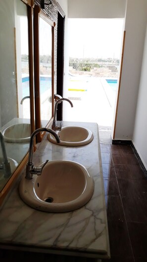 Bathroom shower - Nile Panorama (Luxor)