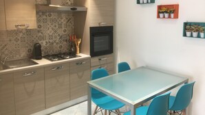 Cafetière/bouilloire, réfrigérateur, four, plaque de cuisson