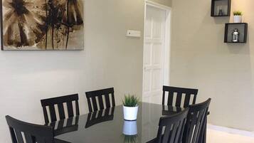 Townhouse, 3 Bedrooms | In-room dining