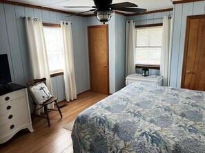 3 bedrooms, Internet, bed sheets - Evening Shade:  Secluded Home Near Lighthouse Off-Site Boat Slip (Ocracoke)