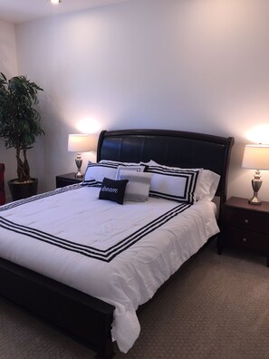 6 dormitorios, tabla de planchar con plancha, cuna de viaje