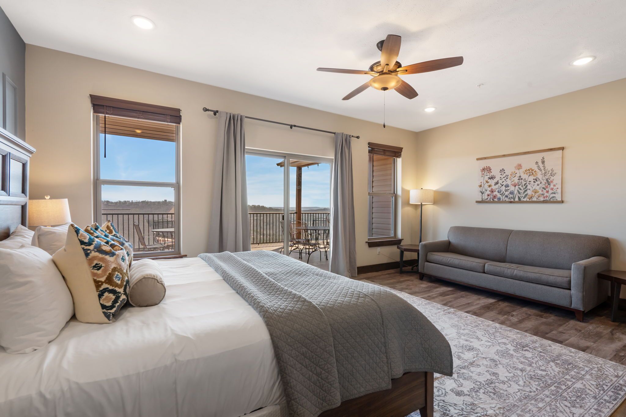 8 quartos, ferros/tábuas de passar roupa, Wi-Fi de cortesia