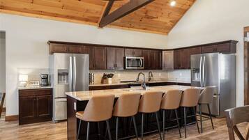 Geladeira, micro-ondas, fogão, cooktop