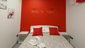 Desk, cribs (free), rollaway beds (surcharge), WiFi (free) - Villa Mirto (Trecase)