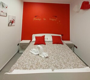 Skrivebord, barnesenger (inkludert) og ekstrasenger (mot et tillegg)