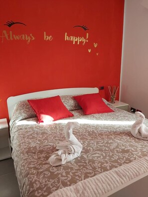 デスク、ベビーベッド (無料)、可動式ベッド、WiFi (無料)