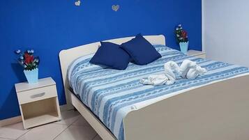 Bureau, lits bébé (gratuits), lits pliants/supplémentaires