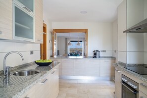 Een koelkast, een microgolfoven, een oven, een broodrooster