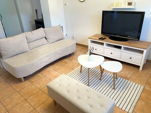 Televisión, chimenea y estéreo