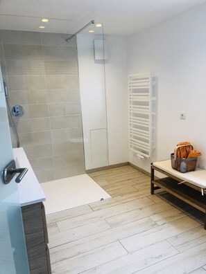 Bathtub, hair dryer, slippers, towels - Apartment with fireplace on the Rennsteig in the Thuringian Forest (Friedrichroda)