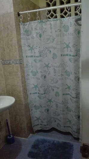 Family House, 4 Bedrooms | Bathroom | Shower, towels, soap, toilet paper - Casa Santos del Viento (Cartagena)