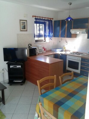 Fridge, microwave, oven, stovetop - Apartments Magda - Two Bedroom Apartment with Terrace and Garden View (Supetar)