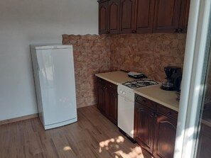Fridge, stovetop, coffee/tea maker, toaster