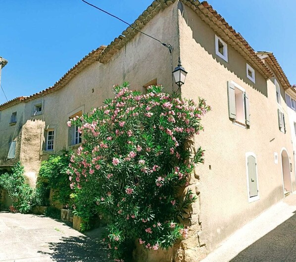 Exterior - Traditional Provence Village House with Rooftop Style & Boutique Chic (Villedieu)