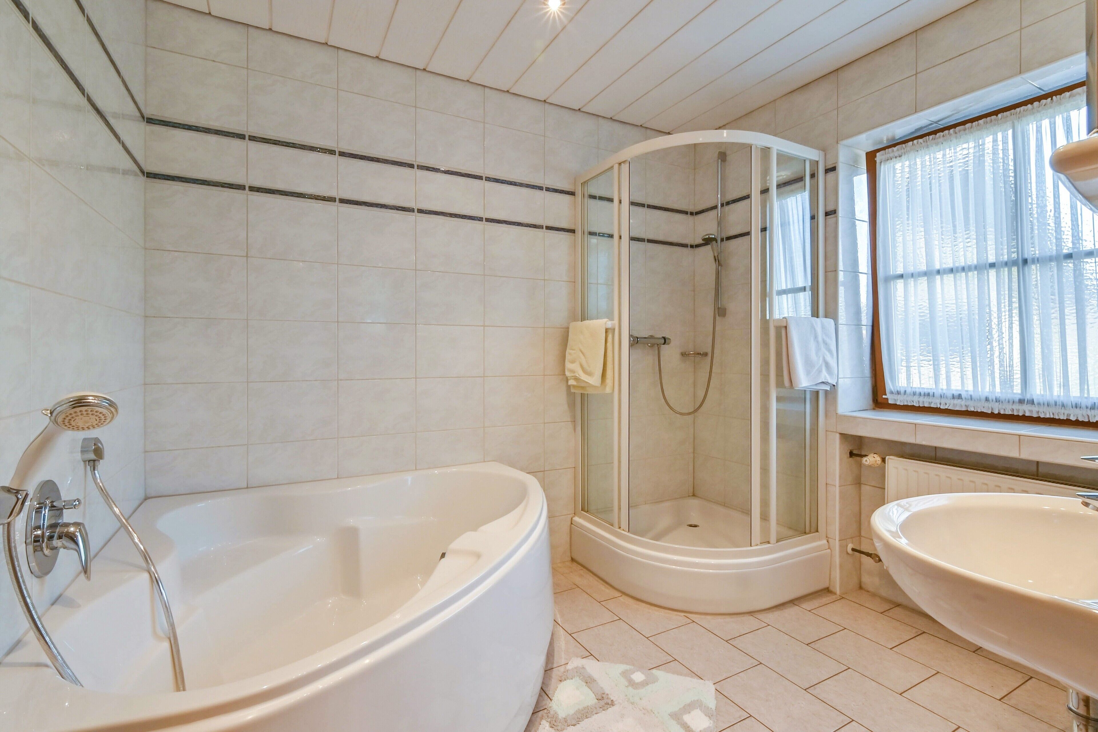 Badewanne, Haartrockner, Handtücher