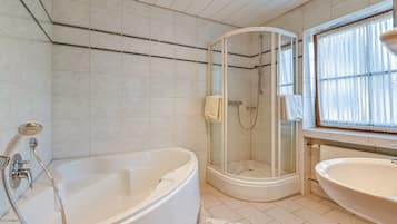 Badewanne, Haartrockner, Handtücher