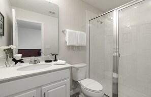 Duschwanne, Haartrockner, Handtücher, Toilettenpapier