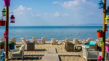 Beach nearby, sun-loungers, beach towels
